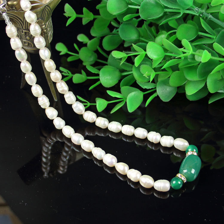 Threaded freshwater pearl necklace with jade pendant Mother chain