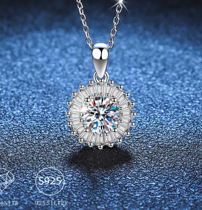 Trini NECKLACE
925 Sterling Silver 1 Carat Moissanite Sunflower Necklace for Men and Women