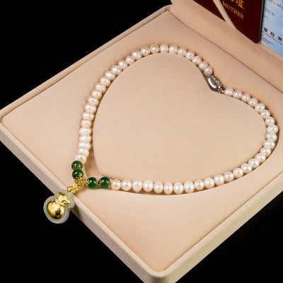 Pendant pearl necklace