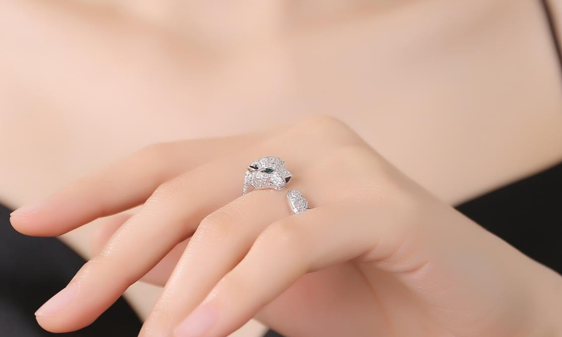 COUPLE gender RING
18K Carat Diamond Open Ring Tiger Head Platinum