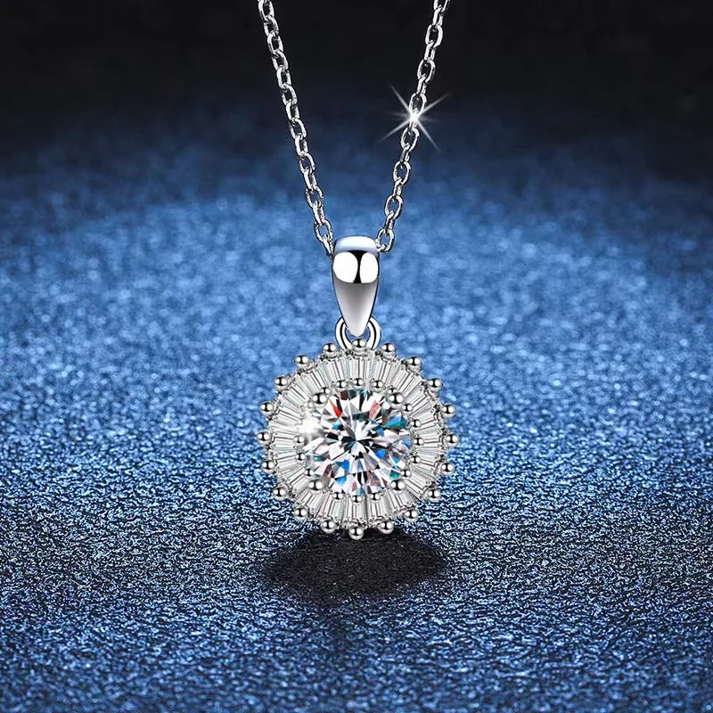 Trini NECKLACE
925 Sterling Silver 1 Carat Moissanite Sunflower Necklace for Men and Women