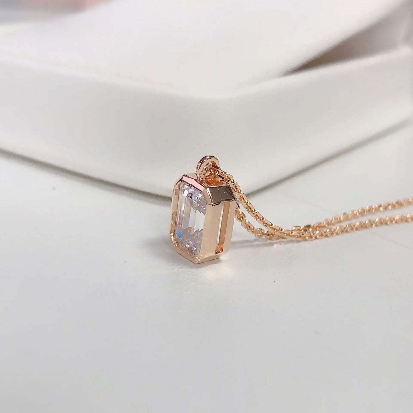 Rose Gold Necklace Arm
 with 2 Carat Emerald Fashion Jewelry  Gold AU585 Necklace 18k Gold Necklace