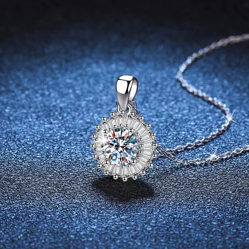 Trini NECKLACE
925 Sterling Silver 1 Carat Moissanite Sunflower Necklace for Men and Women