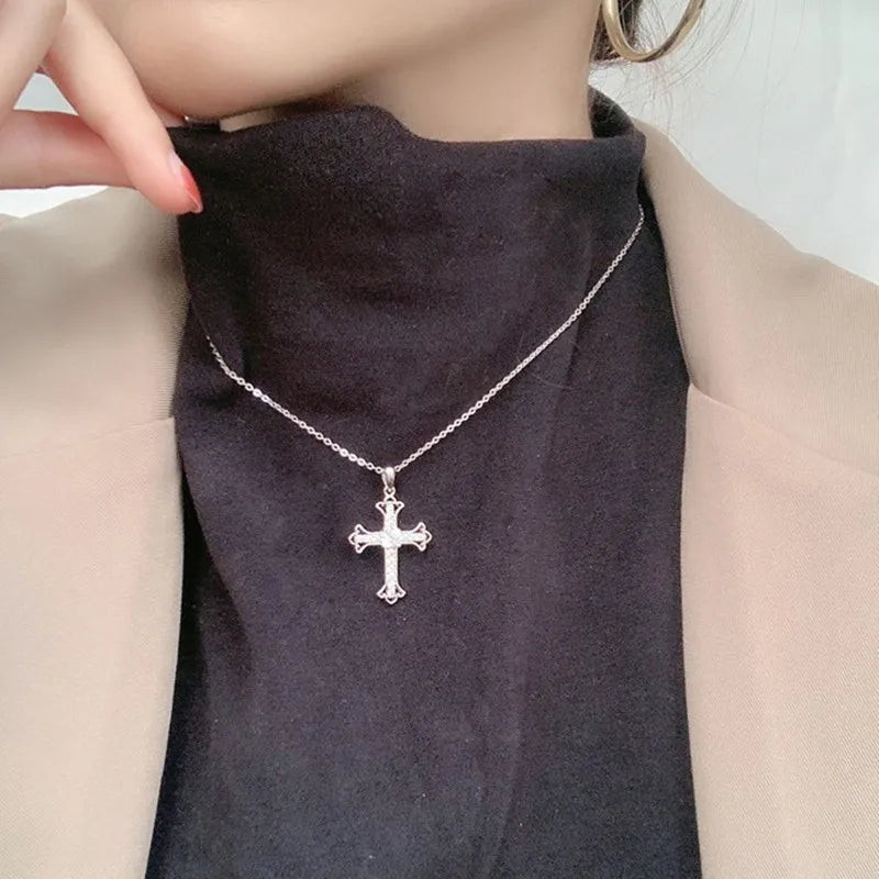 Hazel NECKLACE
925 Sterling Silver 0.5 Carat Moissanite Cross Necklace Fashion Design Niche Luxury Senior Ladies Birthday Gift for Girlfriend