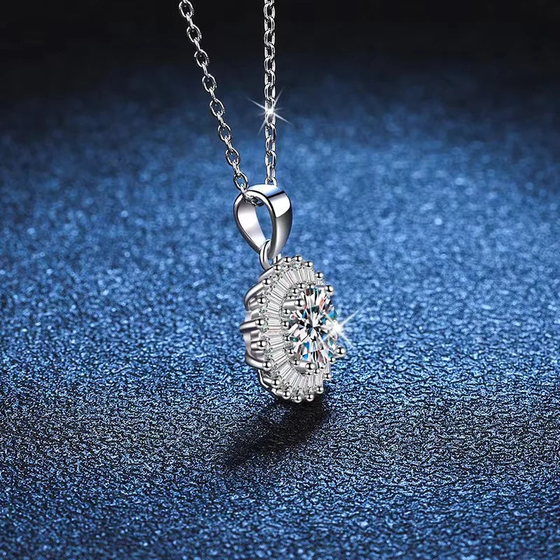 Trini NECKLACE
925 Sterling Silver 1 Carat Moissanite Sunflower Necklace for Men and Women